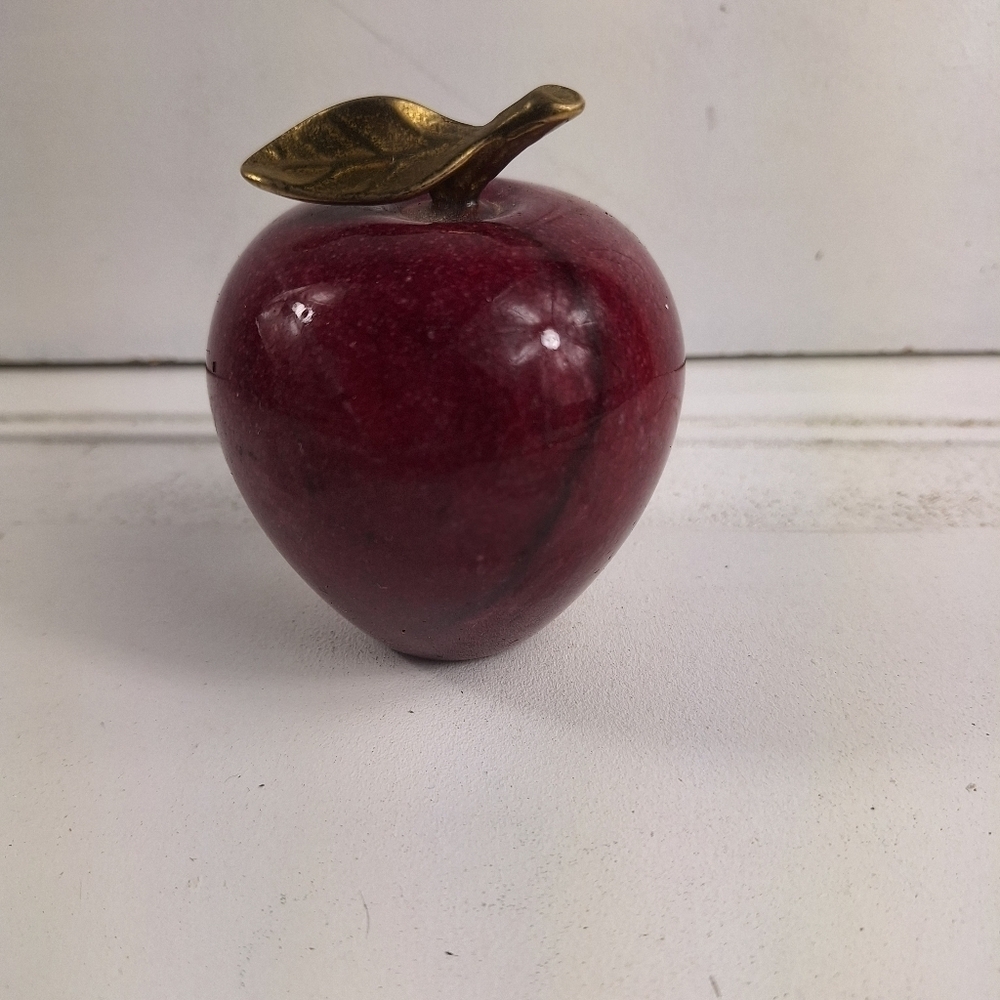 Vintage 1960’s Marble Alabaster Red Apple Paperweight With Brass Leaf Stem - Picture 10 of 10